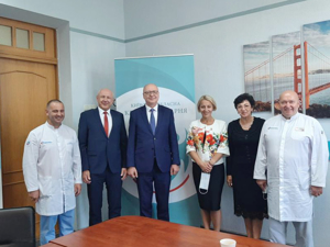 Посол передав київській лікарні медичне обладнання вартістю 4 мільйони чеських крон